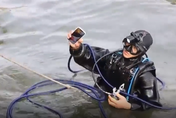 影/嗅到商機！男子在西湖旁幫遊客「撈手機」　單日最高可賺進數萬元
