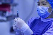 20歲女打3劑新冠疫苗竟「牙根炎、牙齒鬆脫」　求償400萬判決出爐