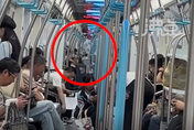影/杭州地鐵現「撒鈔男」！一旁乘客淡定滑手機　網笑：嫌錢太少？