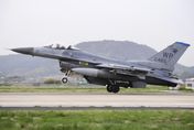 影/恐怖畫面曝！駐韓美軍「F-16戰機墜毀」陷火海　飛官死裡逃生緊急送醫