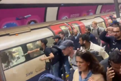 影/倫敦地鐵車廂冒火　乘客驚慌徒手扳車門、敲碎車窗逃生