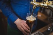 調查：大學生14%一次喝6杯啤酒！「乙醛」無法被正常代謝　恐提高致癌機率