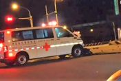 影/接病患前先被救！救護車鳴笛通過紅燈路口　慘被小貨車撞上4人送醫