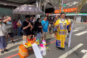 台南3歲女童過馬路被撞死！家屬備洋裝、彩虹小馬招魂　父親掩面痛哭「好不捨」