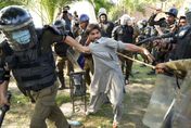 巴基斯坦前總理被捕！支持者上街示威變暴動釀5死　政府出動軍隊逮捕1300多人