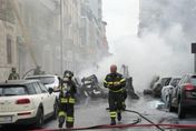 影/義大利米蘭市中心街頭驚傳廂型車爆炸　大火竄6層樓高4人受傷9車被毀