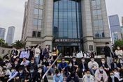 9萬變26K！上海浦發銀行大減薪　職員集體靜坐工位貼滿｢罷工｣A4紙