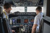 AI開飛機可實現？阿聯酋航空總裁預測：未來航班不需機長「全權由AI駕駛」