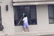這個阿姨太猛！站15樓窗外擦玻璃「無防護全程放送」　網友看了超抖