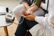 50歲男高血壓多年未治療　不適就醫才驚見「心臟衰竭嚴重肺積水」險插管！