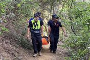 三鶯山區2山友連2日跌倒受傷　消防人員搜救協助搬運下山送醫