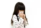 7歲女童染黴漿菌「狂咳又高燒」　醫X光一照驚呆「肺部白掉」！