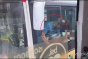 可怕！北市公車暴力攻擊　男朝女客怒砸寶特瓶、再衝駕駛座扁司機
