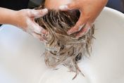 你真的洗對嗎？油性髮質怎麼洗頭髮？連「水溫」也有眉角