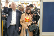 長瀨昆妮「穿內衣」擠日本電車　一旁阿伯眼神笑翻全網