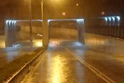 深夜豪雨！新竹湖口地下道淹水畫面曝　雙向交通封閉