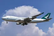 空服員給3歲童遞酒！事後未道歉惹怒家長　國泰航空回應了