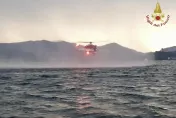 義大利觀光船遭強風吹翻　乘客落湖釀1死...還有數人失蹤生死未卜