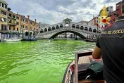 整條水道綠油油！威尼斯運河驚現螢光綠液體　環團否認下手當局調查中