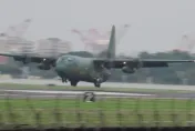 快訊/韓國空軍C-130受颱風影響  降落高雄小港機場！畫面曝光