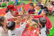 幼兒園「席開多桌」慶祝六一兒童節　萌娃嗨翻享「辦桌初體驗」