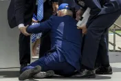 美國總統跌倒了 80歲拜登空軍官校畢典演說 下台遭絆倒