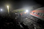 影/十多年來最嚴重！印度火車對撞已207死　數百年輕人醫院外排隊捐熱血