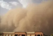 影/神鬼傳奇真實版？埃及開羅沙塵暴捲起土色高牆　根本電影CG特效