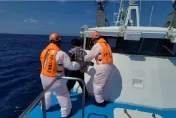 血濺漁船！8公分魚鉤刺進漁工左胸　海巡署緊急搶救上岸