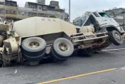影/又是天坑釀禍　台中沙鹿「地面崩塌」！35噸水泥車翻覆　1名工人慘遭壓傷