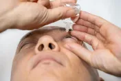 一滴舒緩眼睛疲勞！清涼眼藥水可以每天點嗎？戴隱形眼鏡者 恐造成隱形眼鏡變質或眼睛受傷!