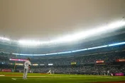 影/詭異末日景象？「橘色霧霾」籠罩球場　洋基、費城人主場賽事被迫延賽