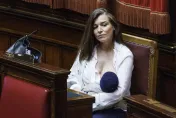 義大利女議員帶2月大兒子上班　議會上哺乳獲得如雷掌聲