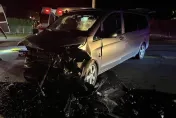 台東深夜「廂型車、轎車」對撞！3名新加坡遊客受傷　車頭全毀畫面曝