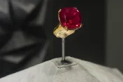 世界最大紅寶石在蘇富比拍出10.7億天價　刷新紅寶石拍賣紀錄