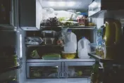 鮮奶放冰箱也有哲學！　專家曝「擺冰箱門腐壞快」：正確位置應要放這