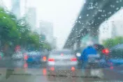 快訊/北中南9縣市午後雨彈開炸　外出注意雷擊強風