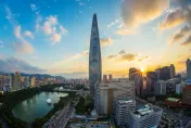 英國男子違法攀爬首爾「樂天世界塔」　警消在距地300公尺處將其逮捕