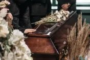 影/厄瓜多76歲老婦被醫院宣告不治　躺進棺材後竟「起死回生」