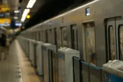 地鐵恐怖衝突！2男互毆1人跌落月台…被列車當場輾斃