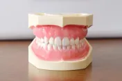 磨牙、咬冰塊原因不單純？醫呼籲早檢查看「這幾科」防牙齒、顳顎關節受傷！