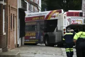 影/小客車超速闖紅燈釀禍！公車為閃避撞進大樓　至少17人受傷