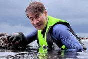 翁家明雨天挑戰「海泳環島」成功！60歲游綠島外圈26公里近況曝