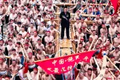 影/貴州2千多名壯漢抬「世界最長」98.8公尺獨木龍舟　超壯觀場面曝