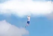 影/冒冷汗！男子放巨型風箏遭「拽飛上天」　空中滯留20秒…網驚：這是風箏放人？