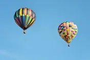 風向不對無法著陸目的地　熱氣球飛行員機警降落高速公路