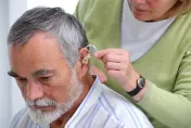 聽力50歲開始退化！美國專家警告：聽損達56分貝「失智風險高5倍」