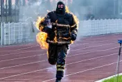 影/狂！消防員挑戰「無氧全身燃燒衝刺」　打破2項金氏世界紀錄