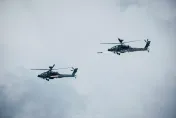 劃破天際！陸軍神鷹操演　AH-64E攻擊直升機發射地獄火飛彈命中目標