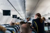 飛行途中遇乘客告知要「威脅飛行安全」　客機緊急改道降落幸無傷亡